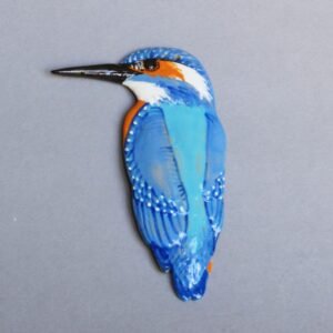 Miniature en grés d'un martin pêcheur posé sur une branche