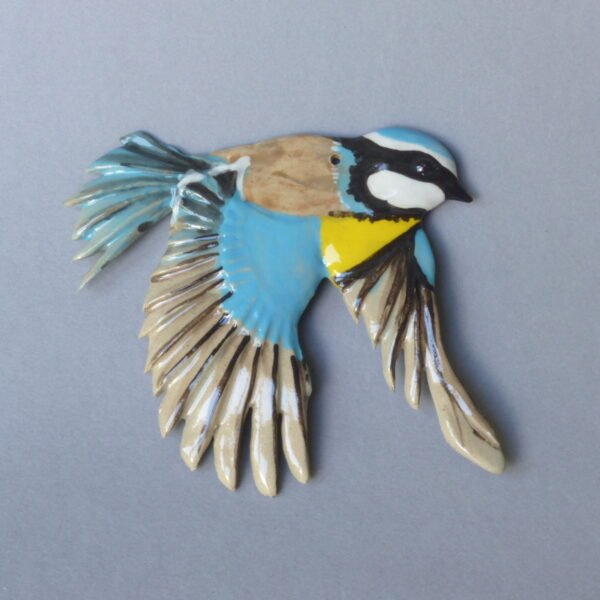 Miniature en grés d'une mésange bleue en vol